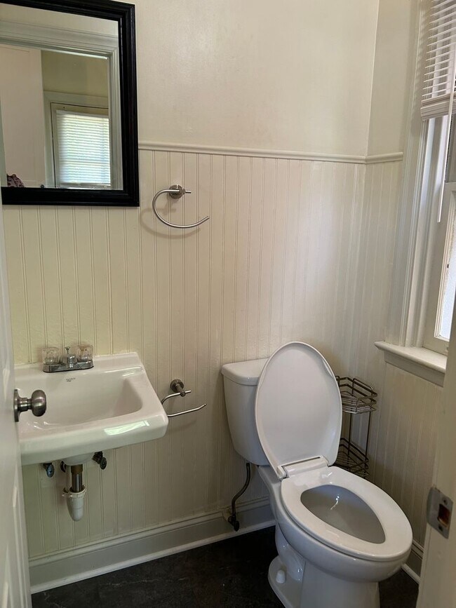 Building Photo - Updated 3 Bedroom, 1.5 Bath Rowhome