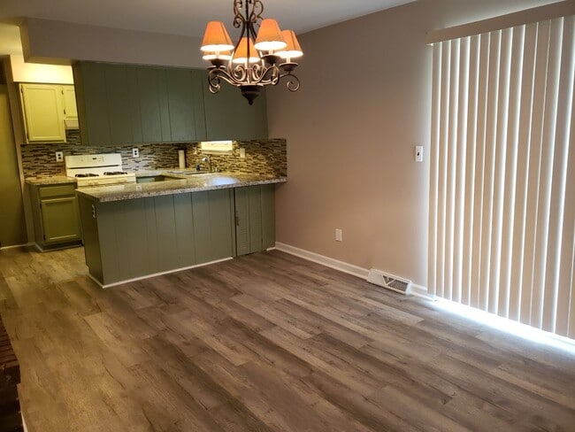 Building Photo - 24694 Creekside Dr