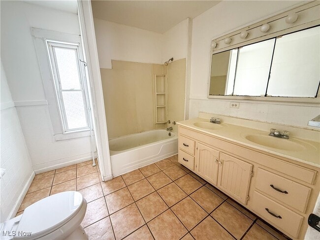 Building Photo - 153 N Sycamore St