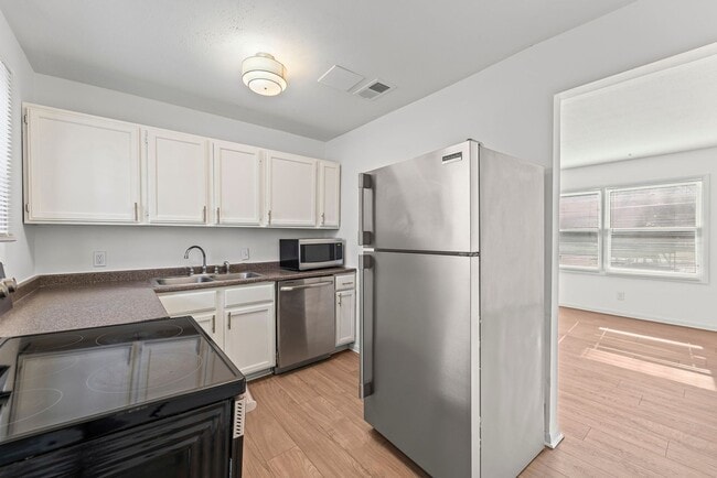 Building Photo - New Renovated Two Bed One Bath Home!!!