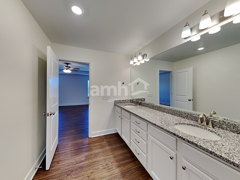 Building Photo - 3031 Esquire Dr