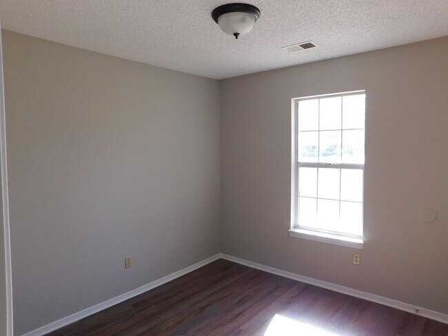 Building Photo - 5820 Briarwood - Ready for move in!!
