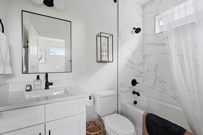 Building Photo - Stylish East Nashville Home with Open Layo...