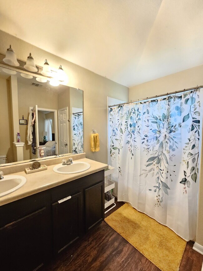 Building Photo - Charming 3-Bed Oasis in Lockhart with Styl...