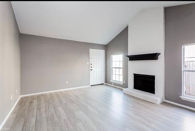 Building Photo - 4900 E Stassney Ln