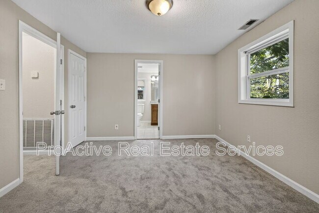 Building Photo - 1065 Lindenwood Ave