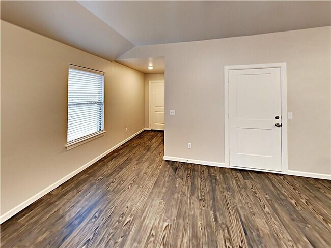 Building Photo - 2 Bedroom 2 Bathroom 2 Car Garage Duplex w...