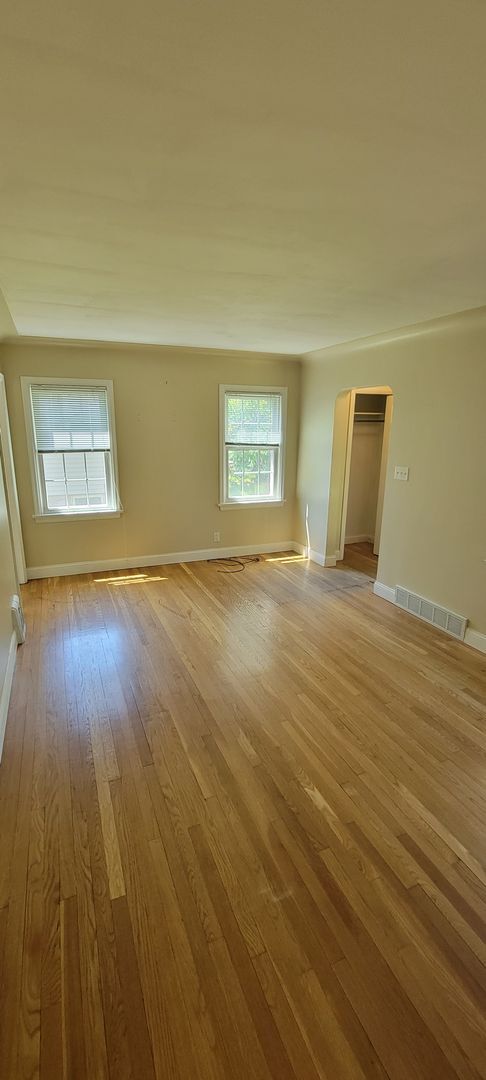 Building Photo - AVAILABLE AUGUST - 2 Bed, 1 Bath With Secl...