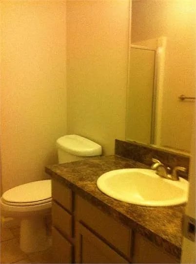 Building Photo - Spacious 3-bedroom duplex