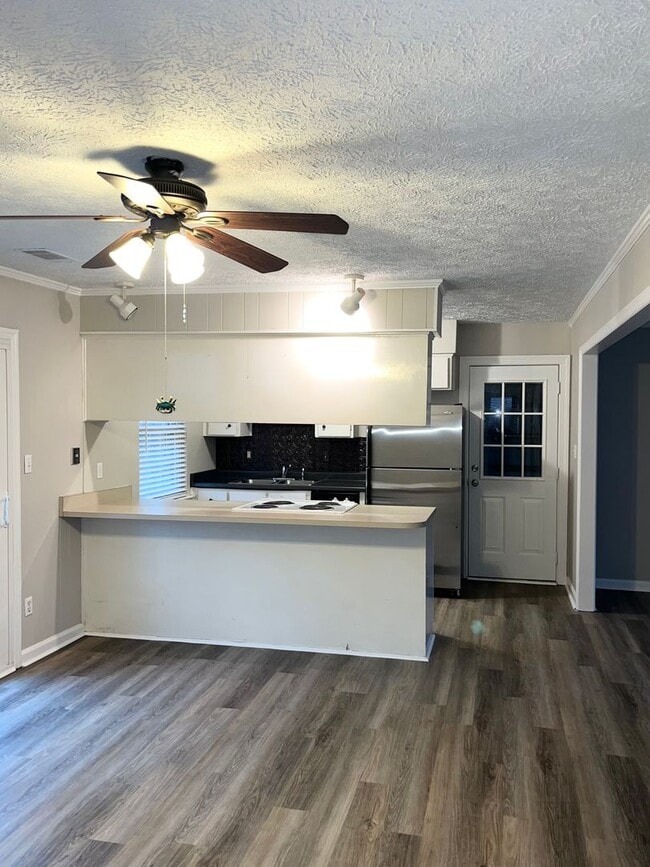 Building Photo - Wilmington Island- 3 Bedroom Home