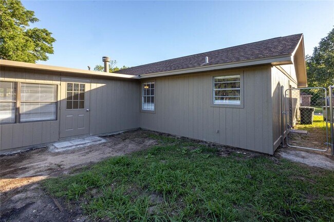 Building Photo - 4620 Glen Oaks Cir