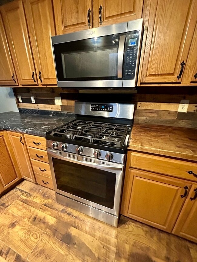 Building Photo - Beautiful 3 level home on a quiet cul-de-sac in Greenbrier Knolls--AVAILABLE NOW!!!!