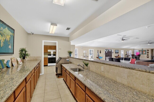 Building Photo - 9810 Pineapple Tree Dr