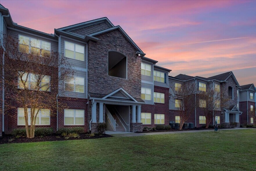 Building Photo - Liberty Pointe at Piney Green