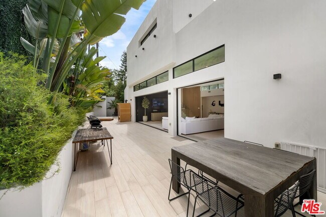Building Photo - 2048 N Beverly Dr