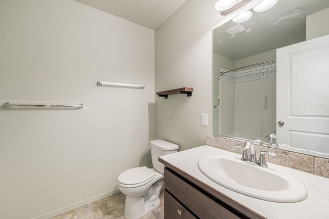 Building Photo - Montrose Rancher 3 bed 2 bath