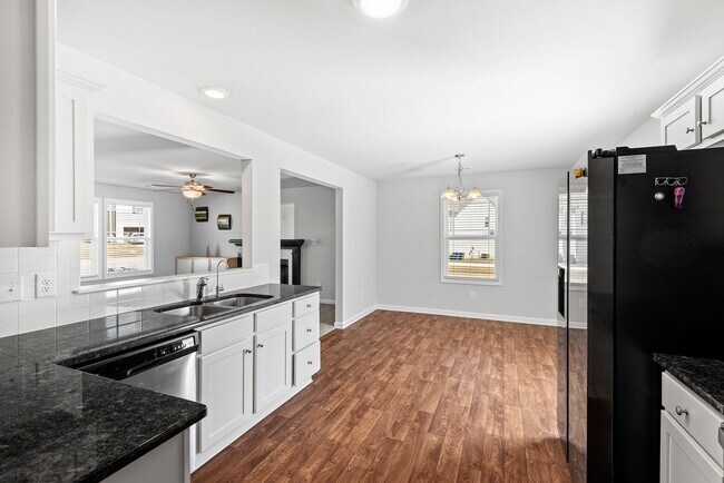 Building Photo - Gorgeous and Quiet 3Bed/2.5 Bath in Benson NC