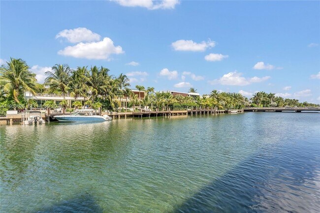 Building Photo - 9500 W Bay Harbor Dr