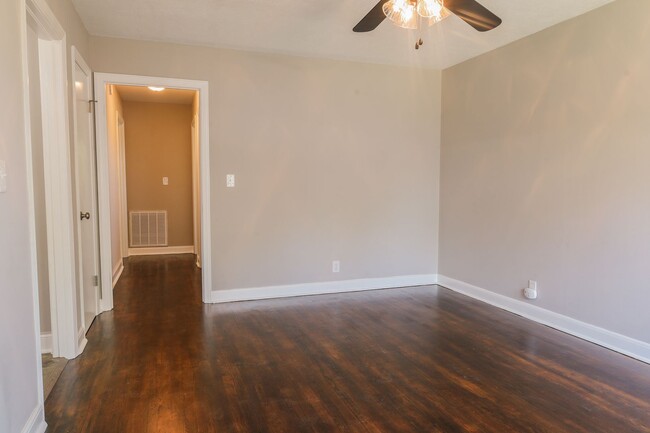 Building Photo - 2 bedroom and 1 bath bungalow in Elizabethon