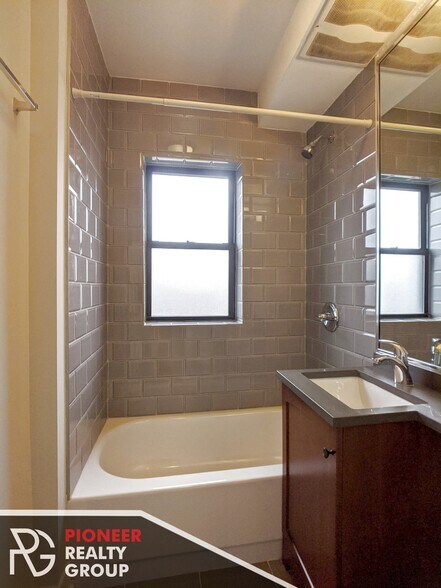 Building Photo - 560 W Arlington