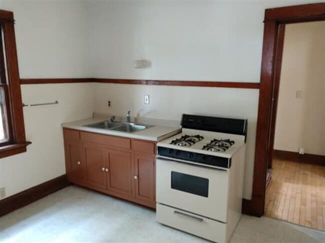 Building Photo - Spacious 4-Bed, 1.5-Bath Home in Vilas Nei...