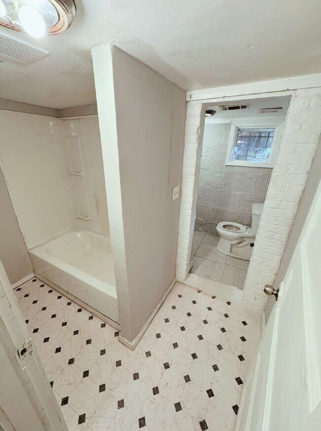 Building Photo - 743 Bright St