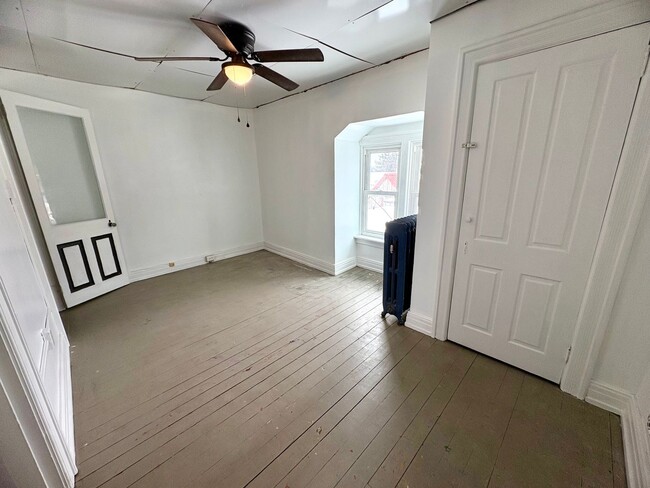 Building Photo - 342 N Newberry St