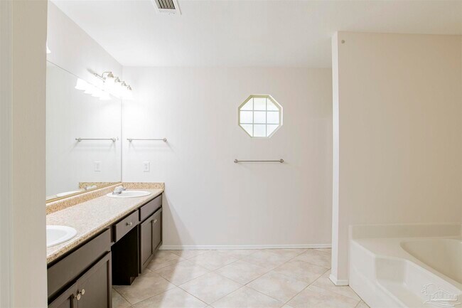 Building Photo - 4012 Shorewood Dr