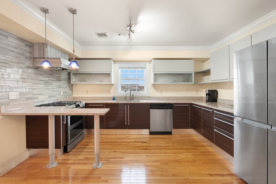 Building Photo - 726 23rd St