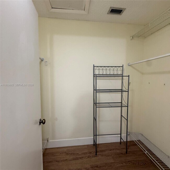 Building Photo - 1301 S Franklin Ave