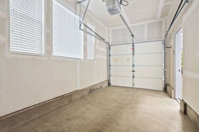 Building Photo - Gorgeous Modern Air Conditioned Home in Ga...