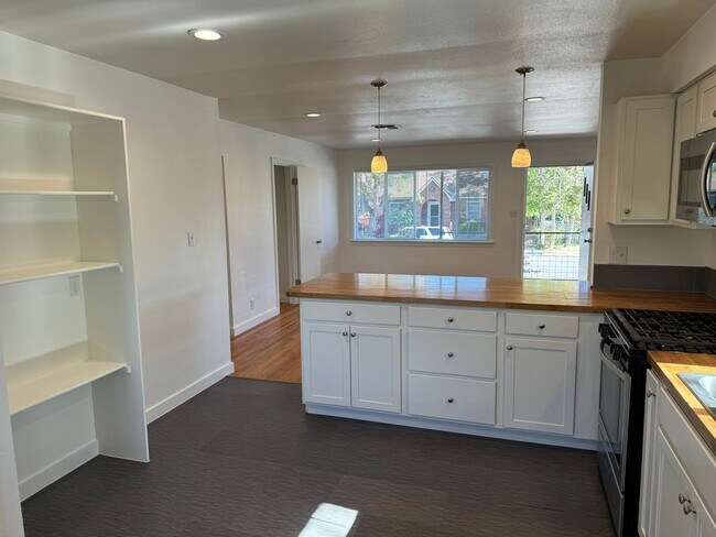 Building Photo - 326 Stewart St