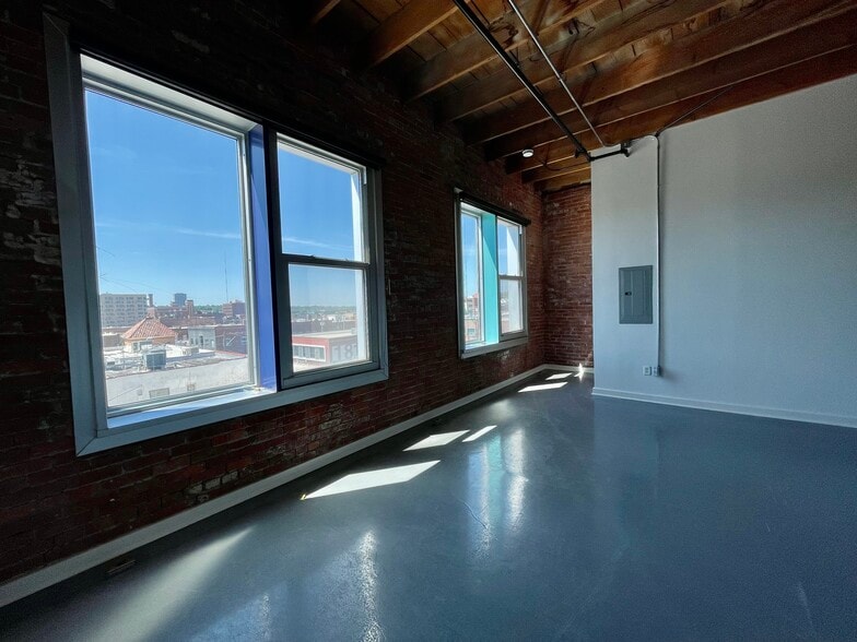 Building Photo - 1803 Wyandotte St