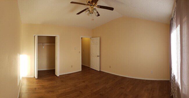 Building Photo - 147 Wellington St