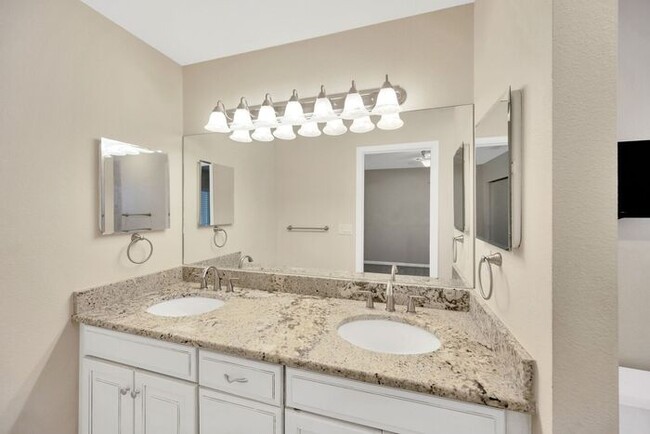 Building Photo - 2 BR, 2 BA Home in the Mainlands on the 18...