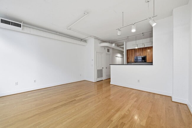 Building Photo - Experience refined urban living in this rarely available one bedroom residence in the coveted Sta...