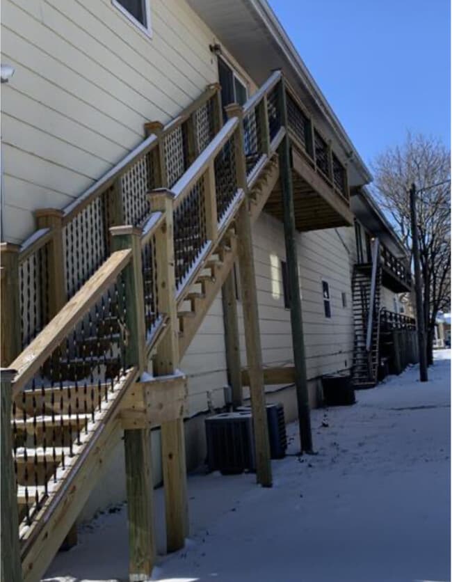 Building Photo - 1006 S College St