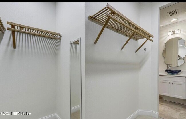 Building Photo - 156 Hidden Palms Ln