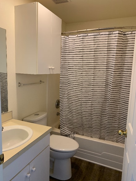 Building Photo - 2214 Maplewood Dr S