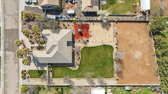 Building Photo - Spacious 5 bed 3 bath with large back yard.