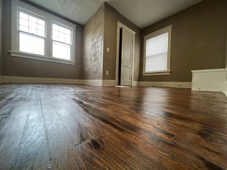 Building Photo - 610 W Armstrong Ave