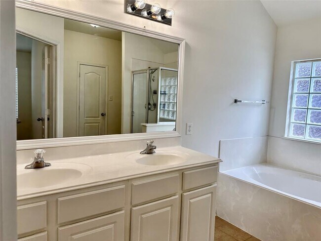 Building Photo - 30415 Deleon Fields Dr