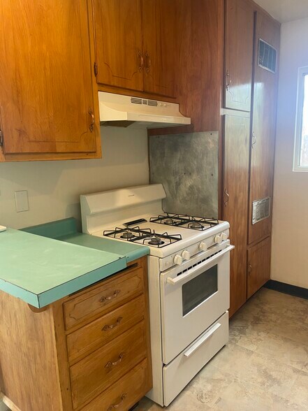 Kitchen (Range side) - 13429 Davenport St