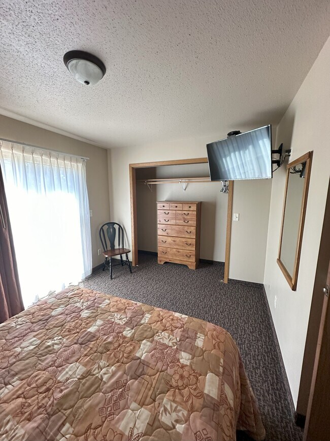 Building Photo - 809 E Cedar St