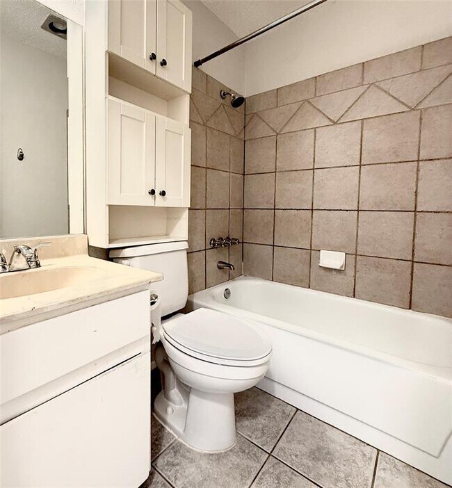 Building Photo - 9901 Hundred Oaks Cir