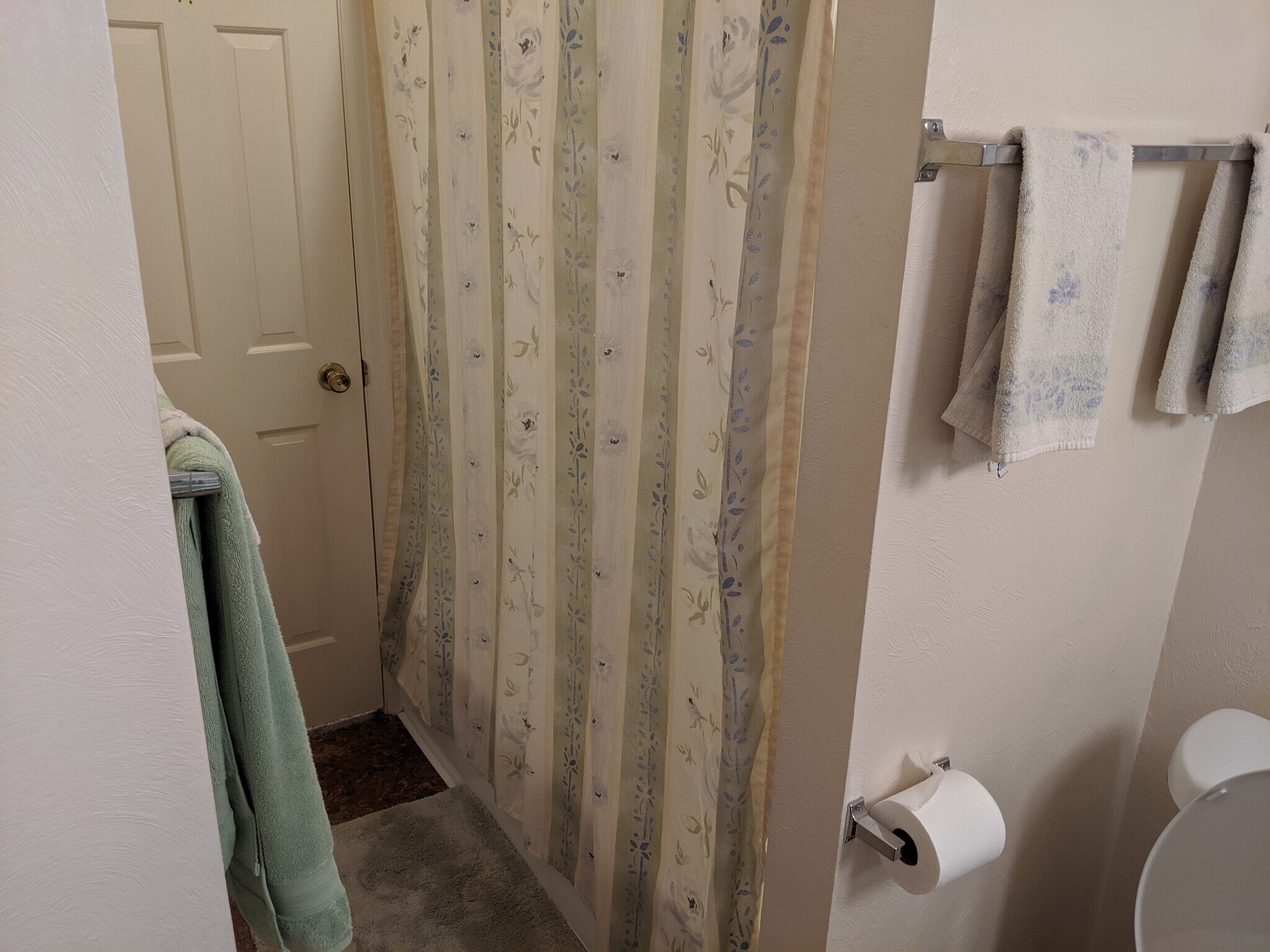 Main Level Bathroom - 1943 North Academy Boulevard
