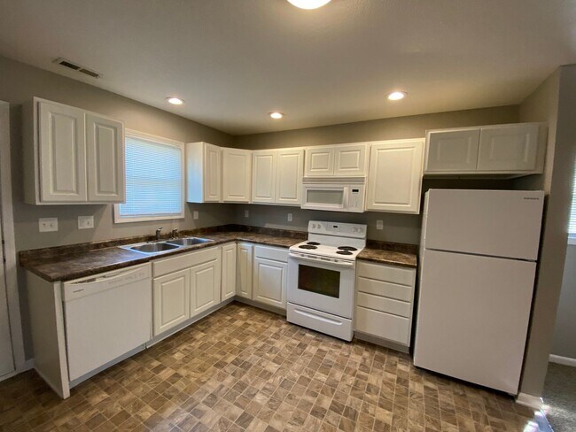 Building Photo - Fox Run Townhomes 1