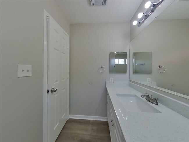 Building Photo - 423 Lazy Ln