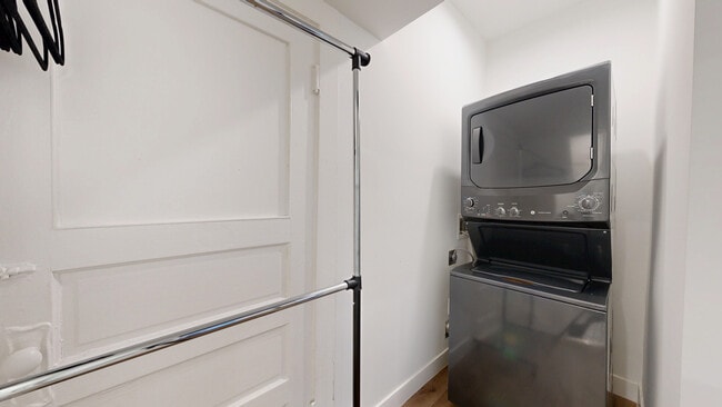 Building Photo - 237 Greenwich St