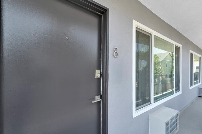 Building Photo - 925 W 30th St